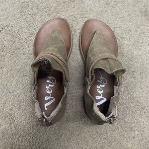 New no tags/box floor sample Very G